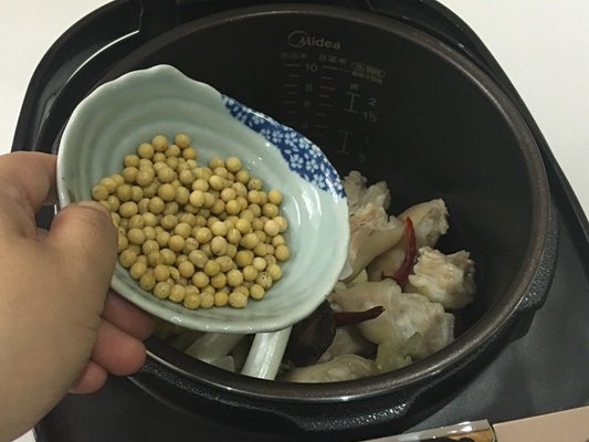 香菇黄豆炖猪蹄步骤11