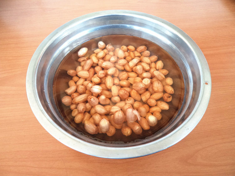 猪蹄炖花生步骤1