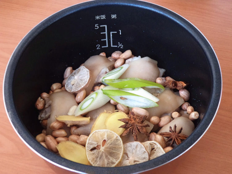 猪蹄炖花生步骤10