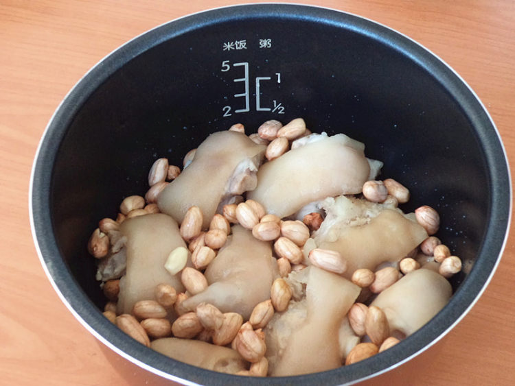 猪蹄炖花生步骤9