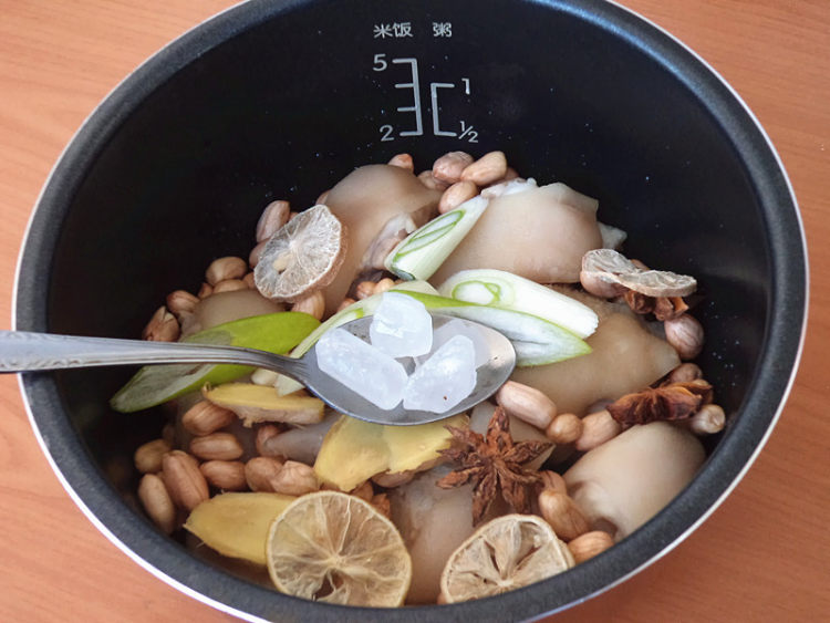 猪蹄炖花生步骤11