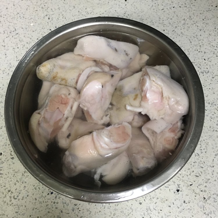 酸辣泡蹄花步骤1