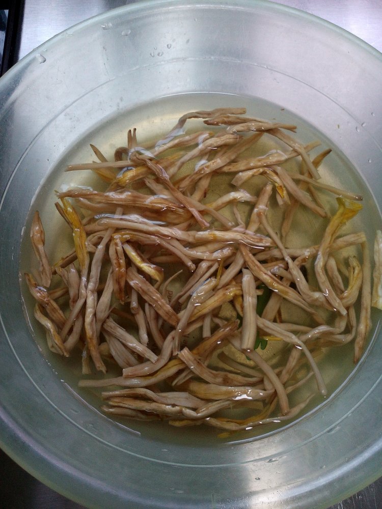猪蹄蛤蜊炖黄花步骤5