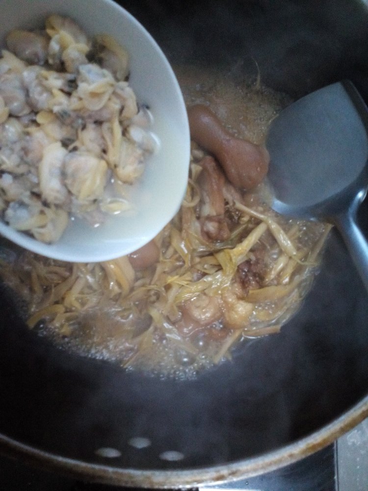 猪蹄蛤蜊炖黄花步骤8