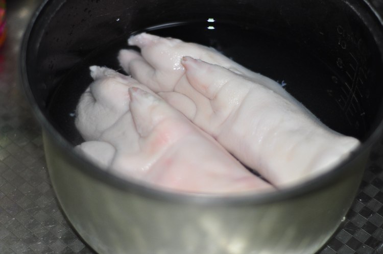 铁釜焖猪蹄步骤1