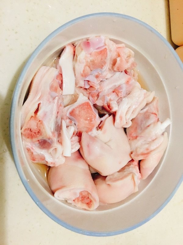 菌菇猪蹄汤步骤1