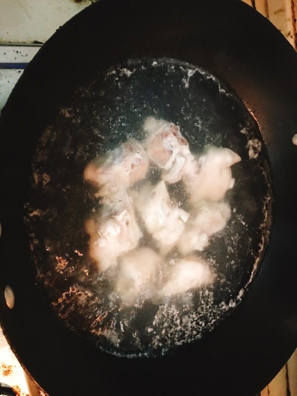 菌菇猪蹄汤步骤2