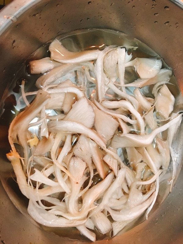 菌菇猪蹄汤步骤5