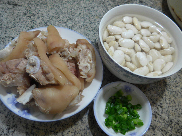 白芸豆猪蹄汤步骤1
