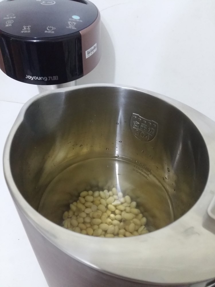 豆浆蹄煲鸡步骤1