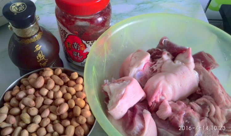 南乳花生猪蹄煲步骤2