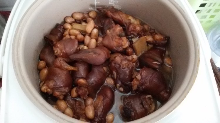 酱香花生炖猪蹄步骤6