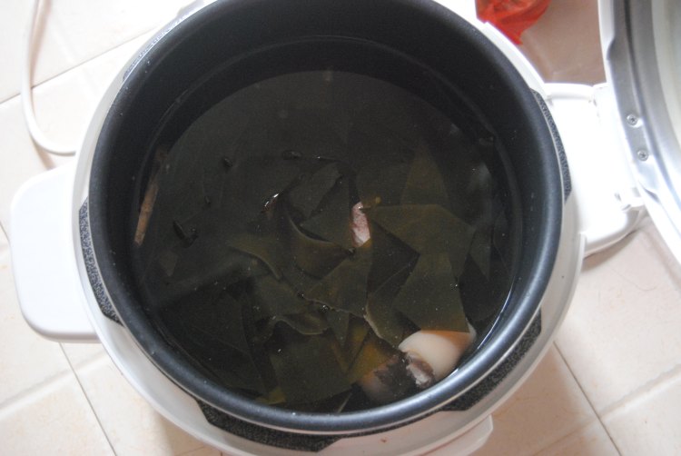 海带猪蹄汤步骤8