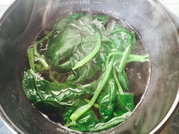 菠菜猪蹄小米粥步骤2