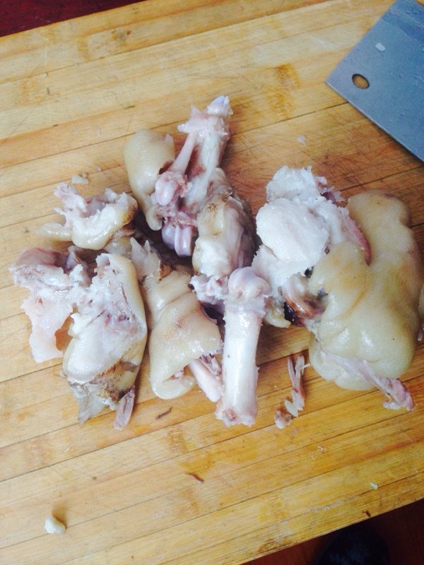 花生黄豆莲藕炖猪蹄步骤3