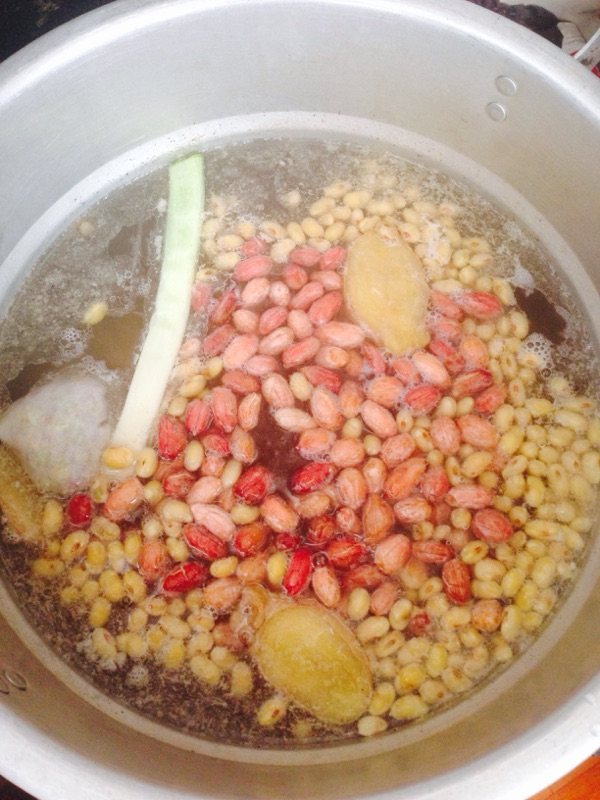 花生黄豆莲藕炖猪蹄步骤8