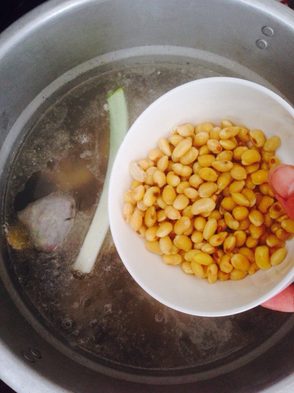 花生黄豆莲藕炖猪蹄步骤6