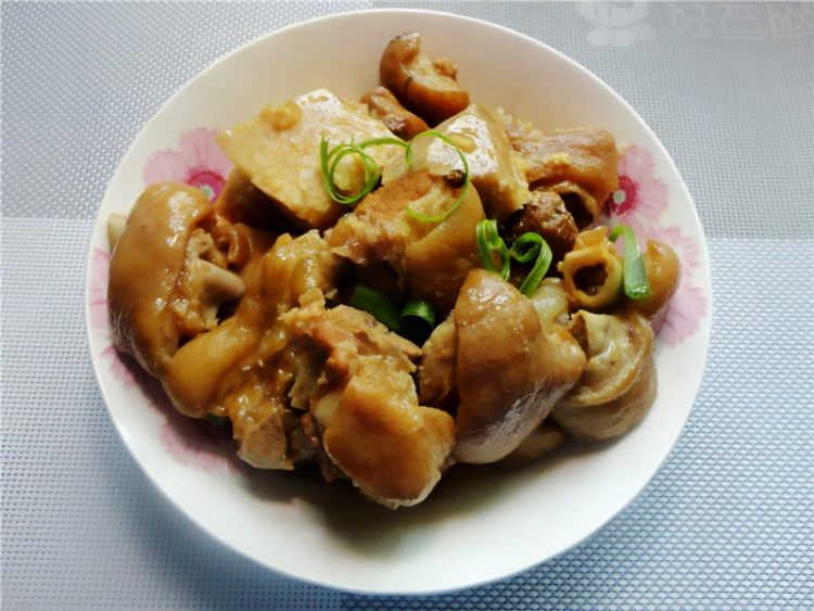 芋头焖猪蹄步骤8