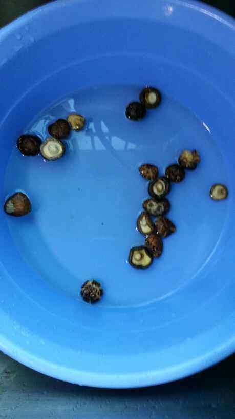 鸡蛋章鱼香菇卤猪蹄步骤3