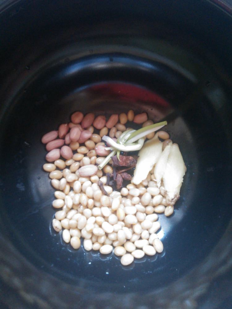 花生黄豆猪蹄汤步骤5