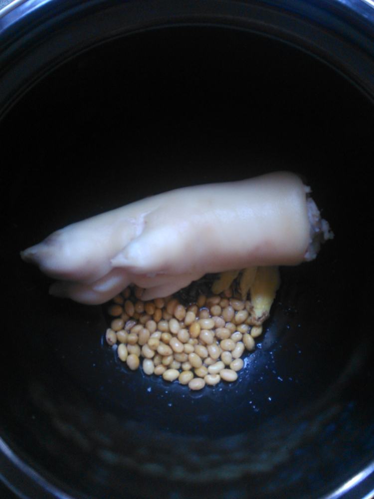 花生黄豆猪蹄汤步骤8