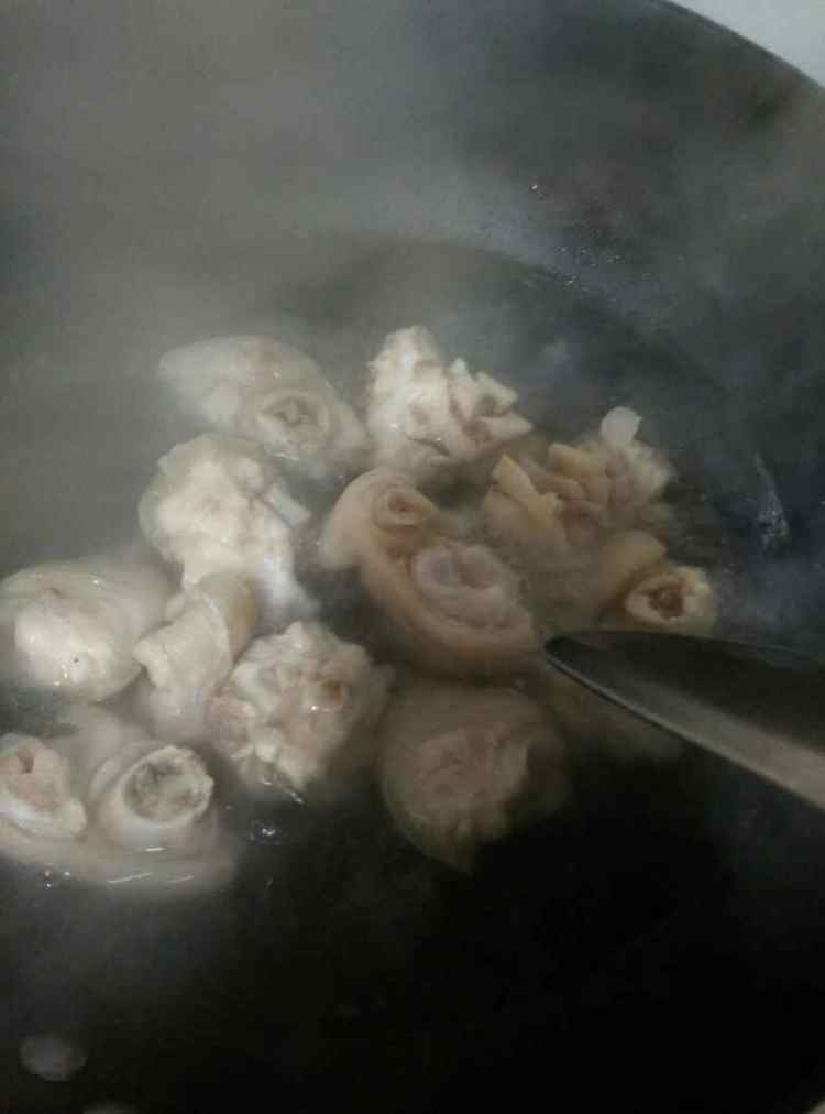 腐乳汁猪蹄炖花生步骤2