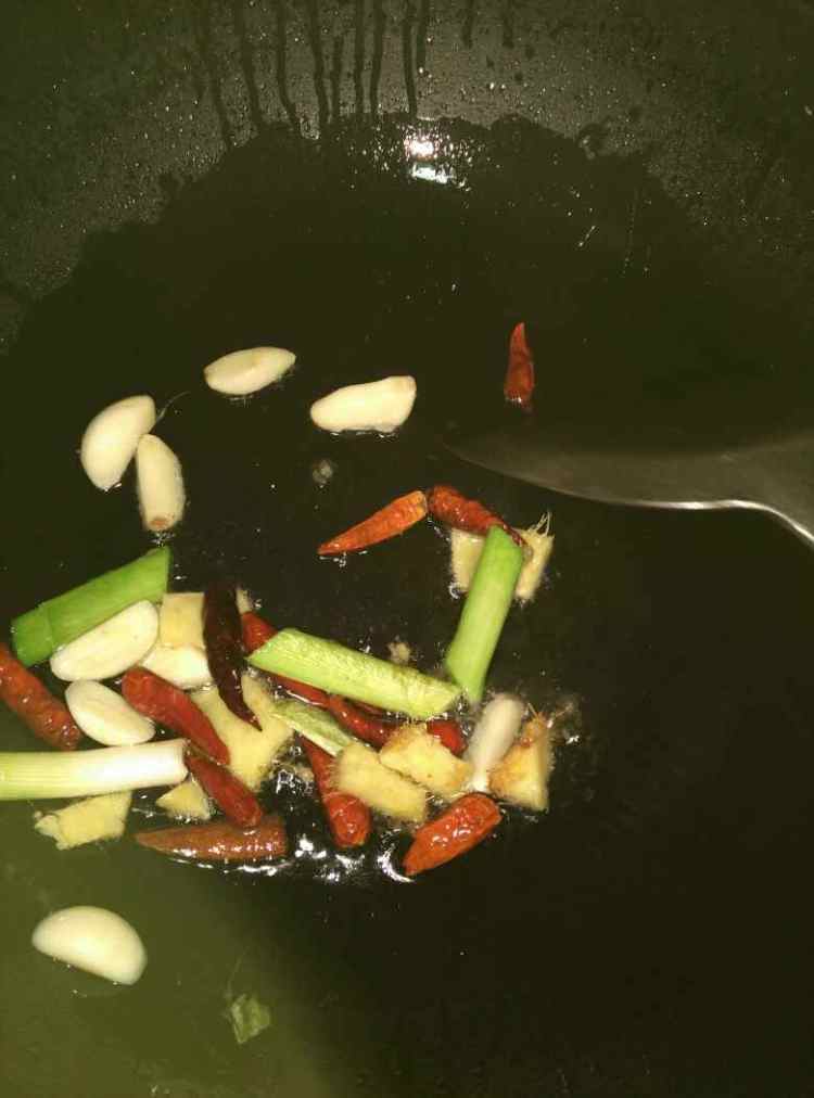 腐乳汁猪蹄炖花生步骤4