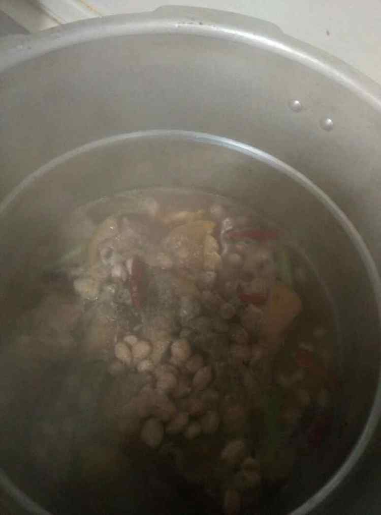 腐乳汁猪蹄炖花生步骤7