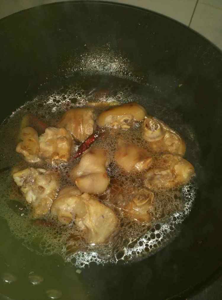 腐乳汁猪蹄炖花生步骤6