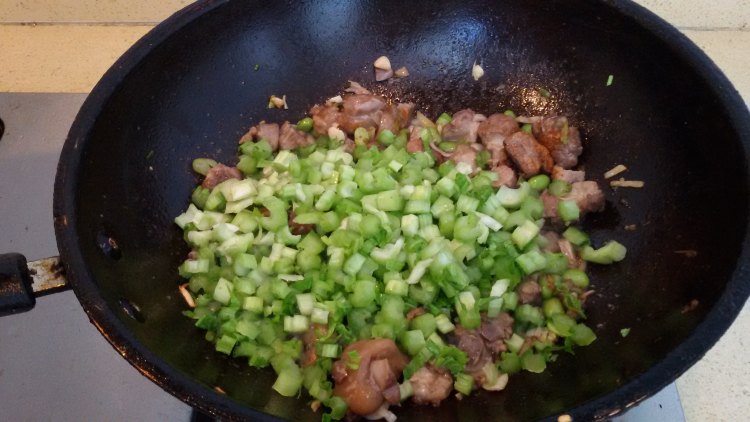 青菜粒炒红烧猪蹄步骤7