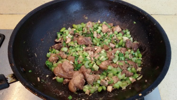 青菜粒炒红烧猪蹄步骤9