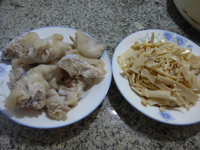 水笋煮猪蹄步骤1