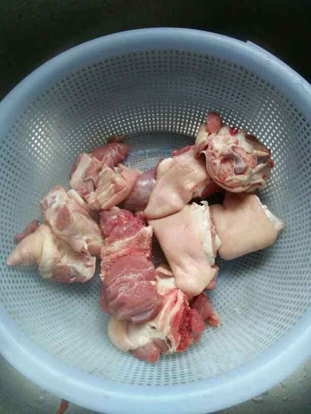 猪蹄烧黄豆步骤1