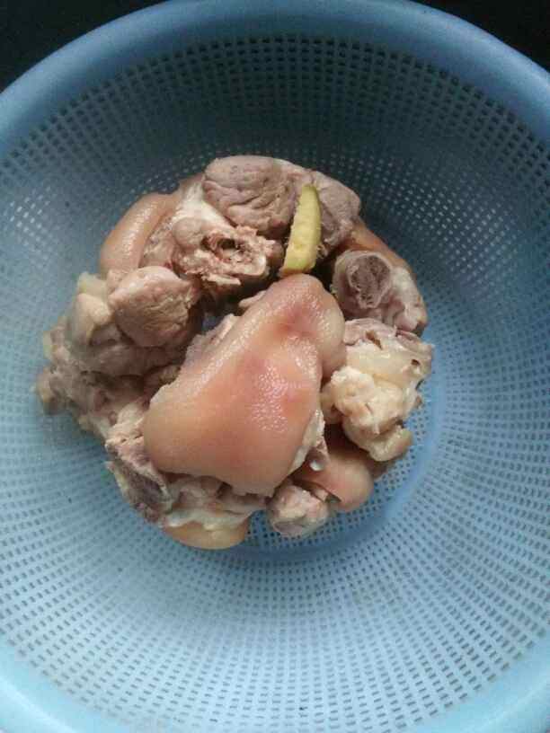 猪蹄烧黄豆步骤5