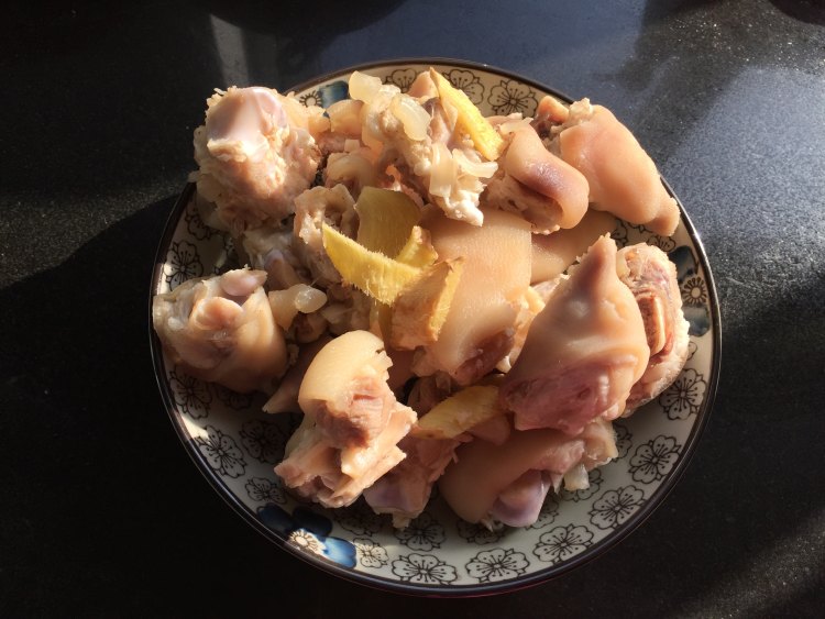 【手工美食】甜辣炸猪步骤1