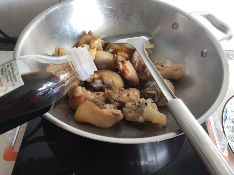 【手工美食】甜辣炸猪步骤3