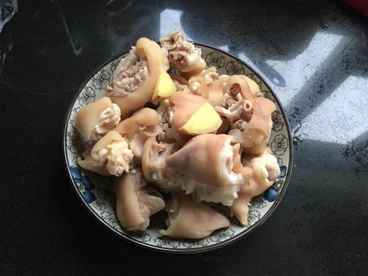 【手工美食】五香猪蹄步骤1