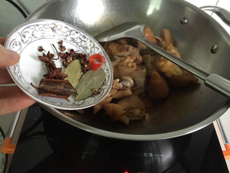 【手工美食】五香猪蹄步骤5