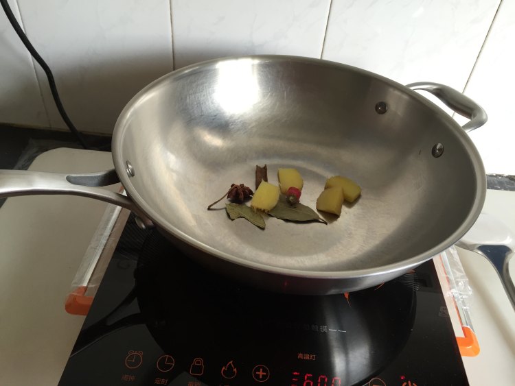 猪蹄白萝卜花生煲步骤2