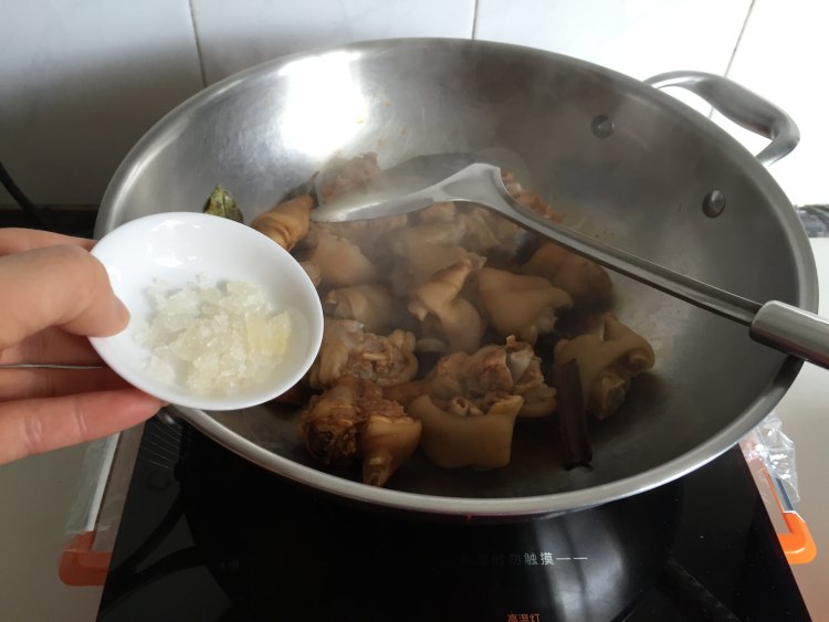 猪蹄白萝卜花生煲步骤5