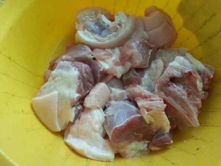 腐乳花生猪蹄步骤1