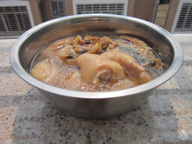 猪蹄炖河豚鱼步骤6