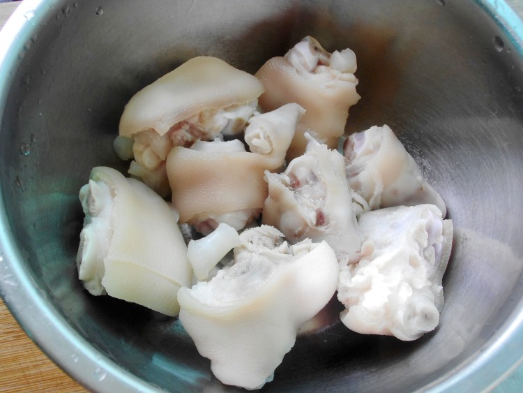 黄豆花生炖猪蹄步骤4