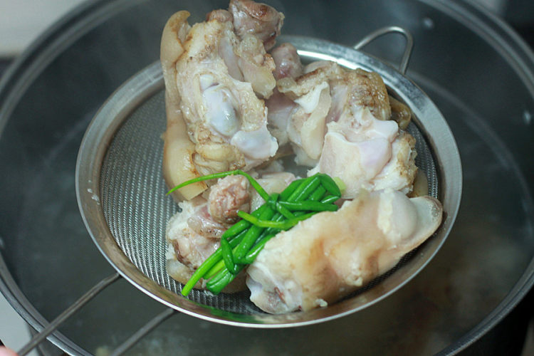 玫瑰腐乳猪蹄步骤2