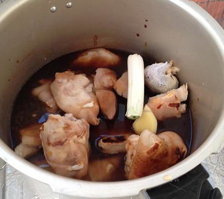 乳香花生黄豆焖猪蹄步骤10
