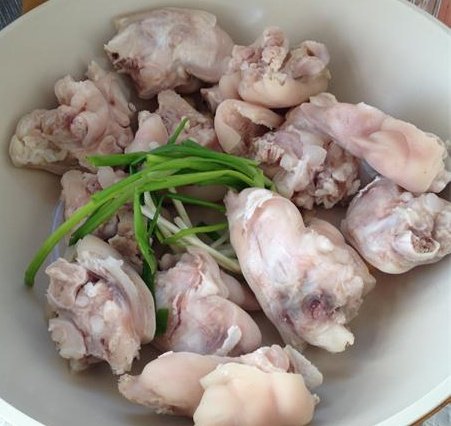 乳香花生黄豆焖猪蹄步骤8