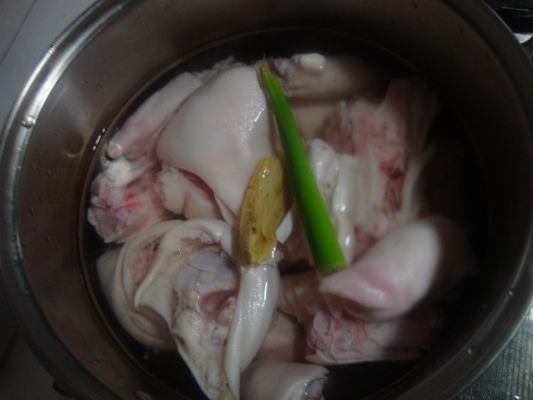 红酒焖猪蹄步骤3