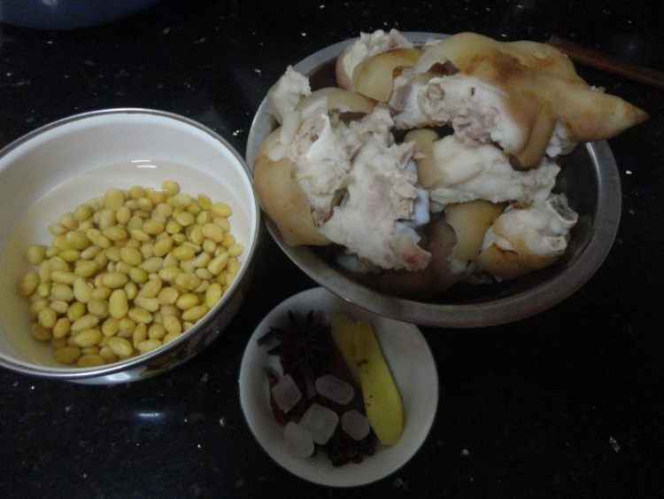 猪蹄焖黄豆步骤1