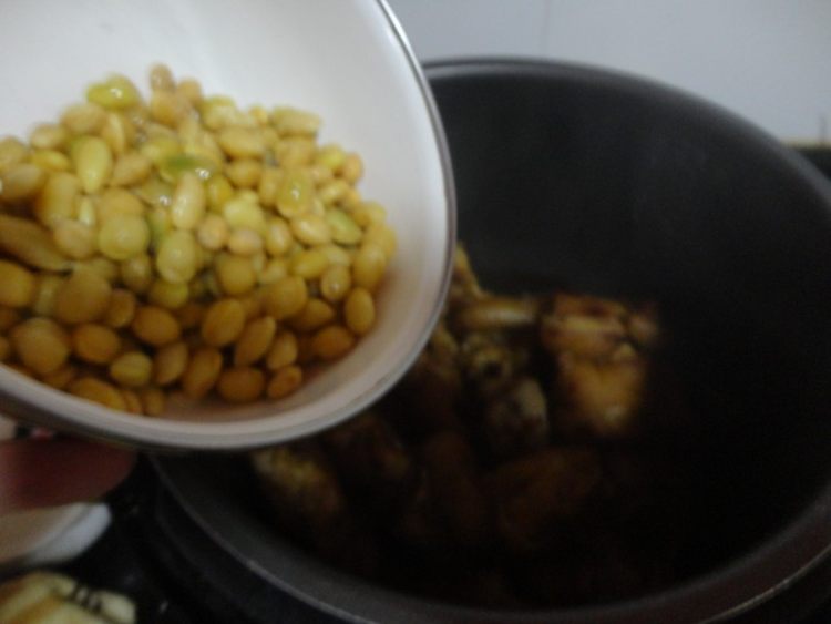 猪蹄焖黄豆步骤9