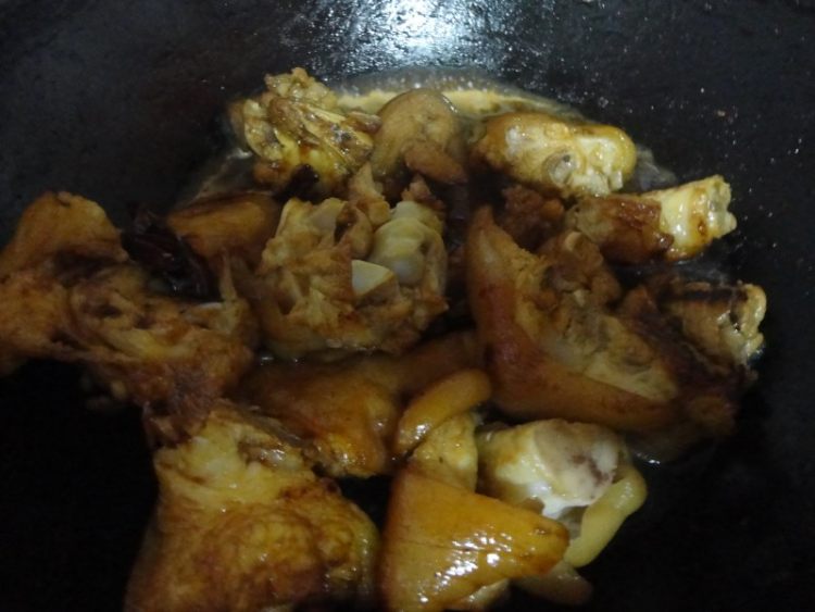 猪蹄焖黄豆步骤8